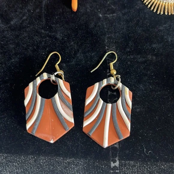 Skull jewelry box and hand made earring lot. - Picture 10 of 10